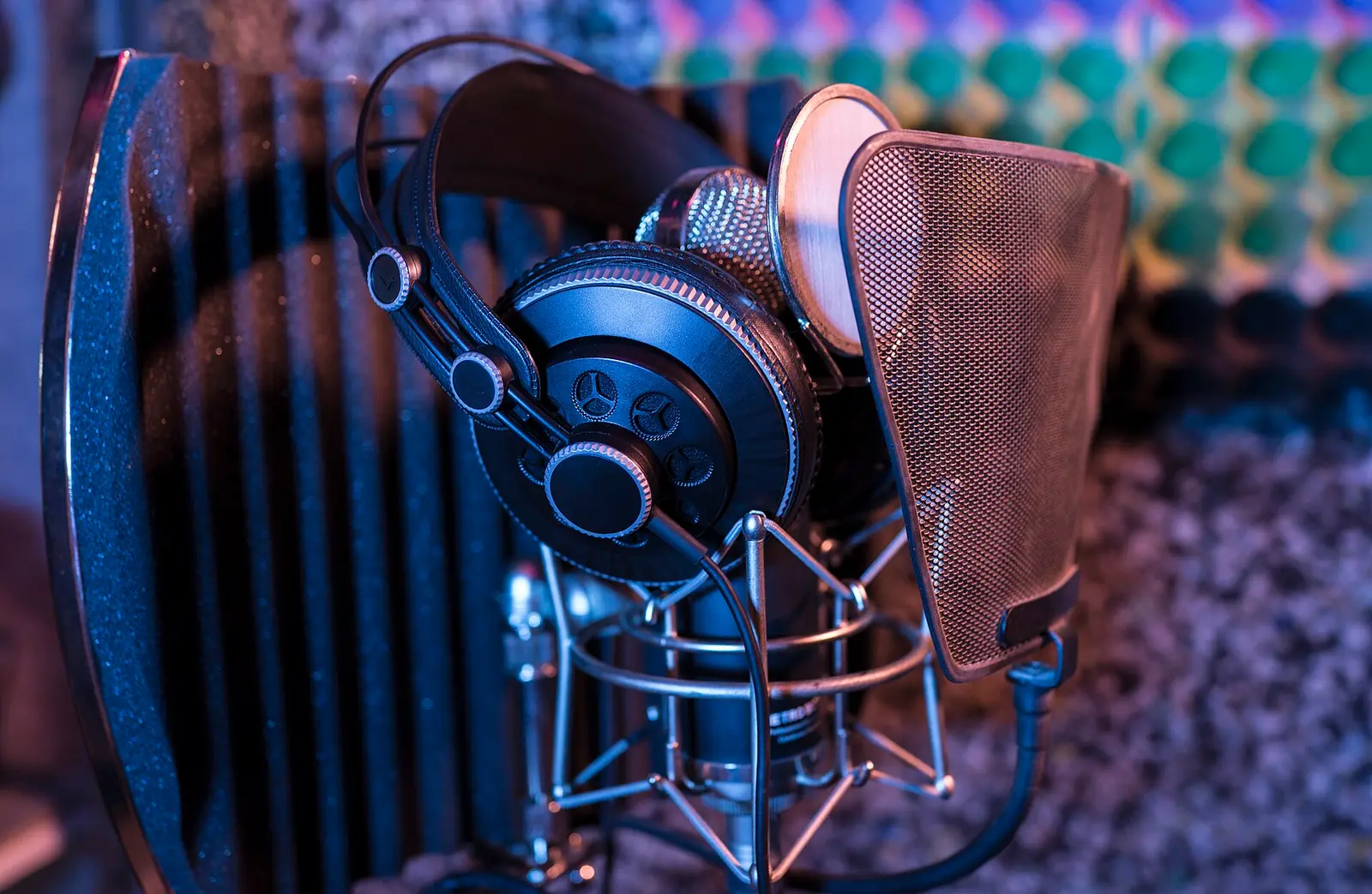Un micro de studio et un casque, prêts pour l'enregistrement