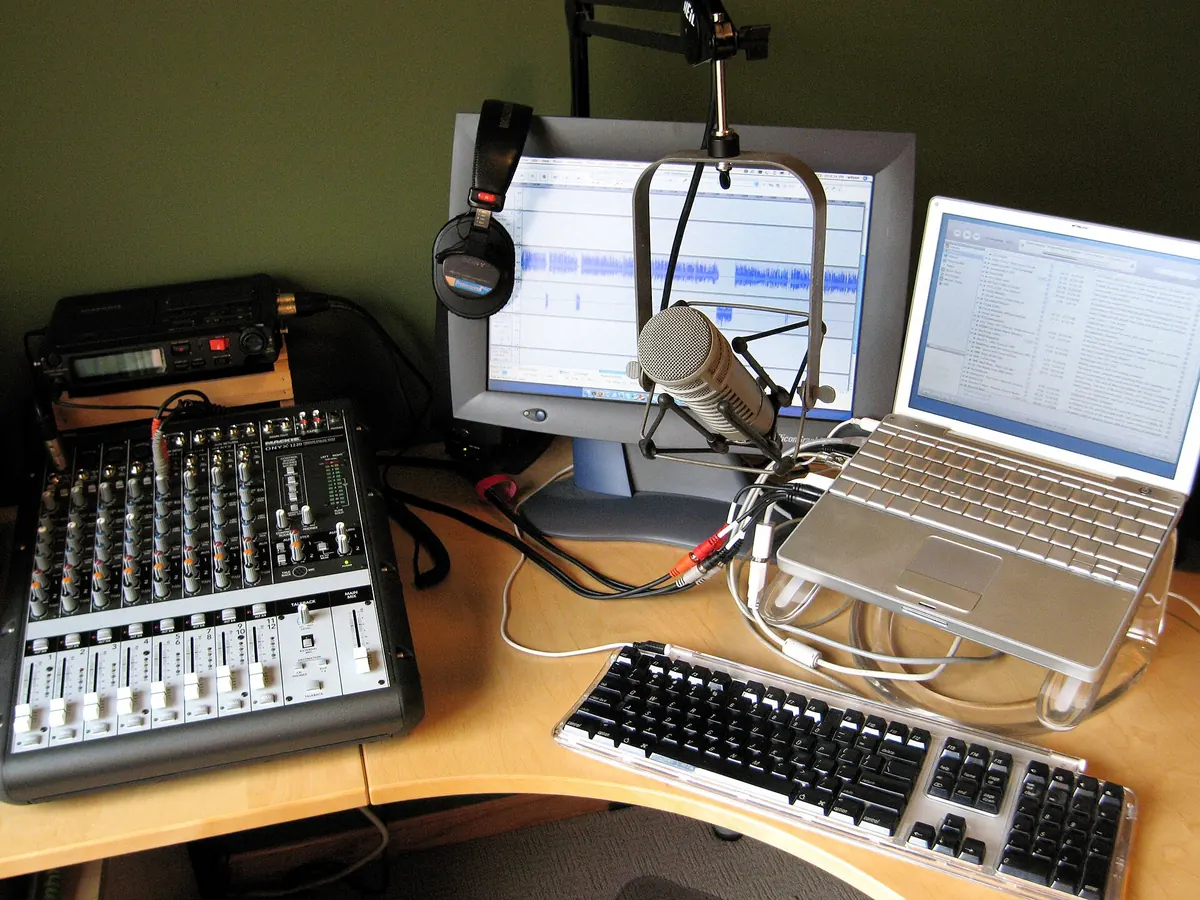 La table ronde du studio audio, quatre micros et quatre casques